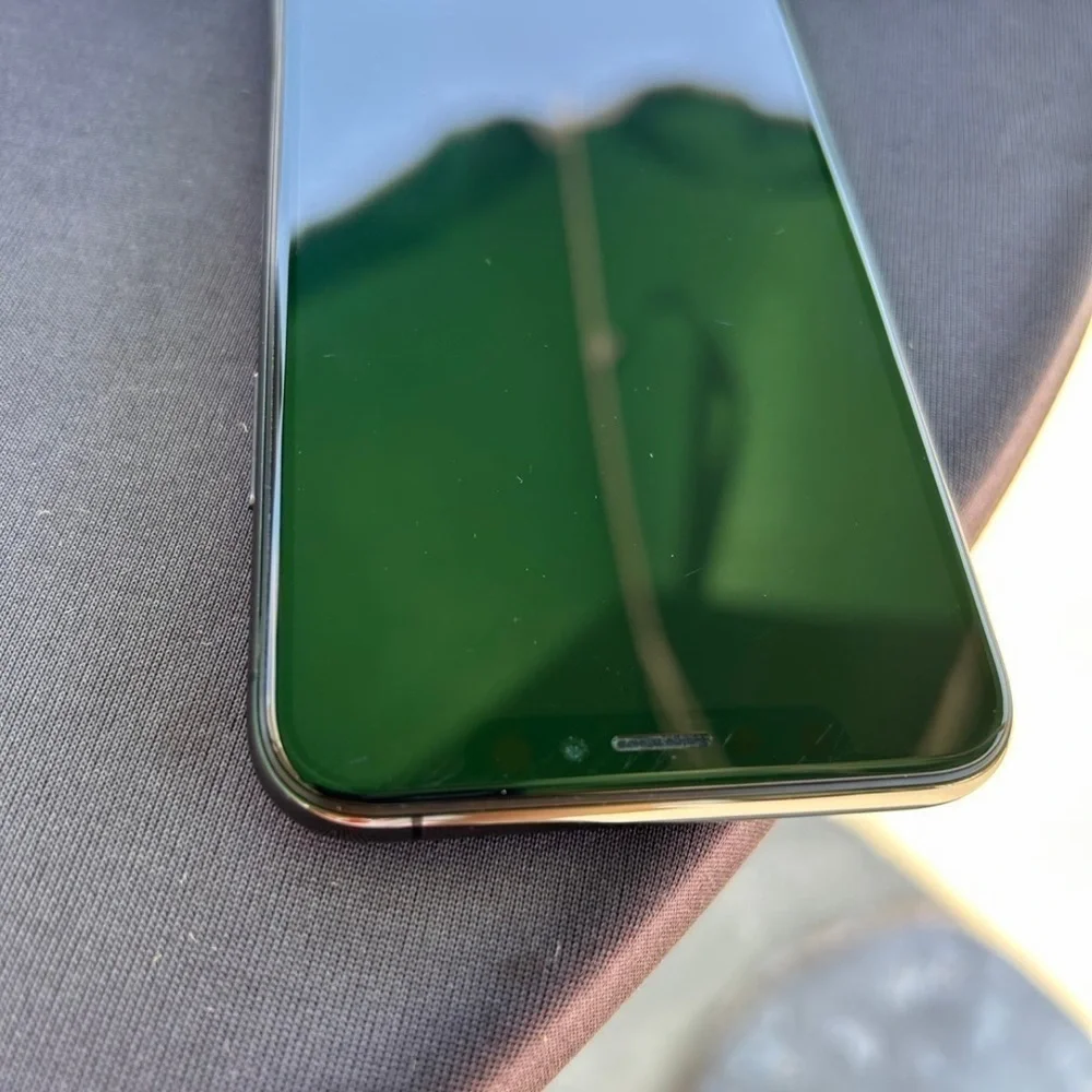 - iPhone XS 64 GB AT&T color black